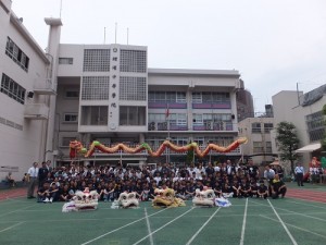 橫濱中華學院師生與到訪樂團成員合影