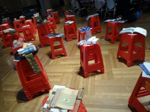 會場中以傳統紅板凳陳列代表台南生活的物品