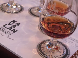KAVALANウイスキーは、独自の温度管理の自動化システムにより短い期間での蒸留酒の製造・熟成が可能