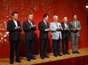 台南市長賴清德(左3)、駐大阪辦事處處長蔡明耀(左2)、日本前眾議員中山正暉(右3)、中華航空日本支社長石炳煌(右2)、中華航空大阪支店長孫鴻文(右1)、台灣觀光協會大阪事務所所長林俊慧(左1)享用奉茶