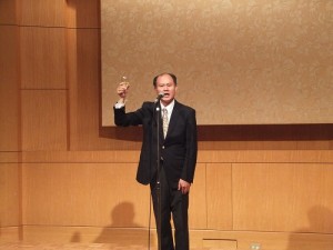 駐橫濱辦事處處長粘信士領導乾杯