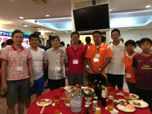 駐那霸辦事處處長蘇啟誠(左3)應邀到現場和台灣選手團進行交流