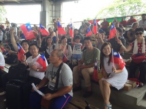 台商與僑胞揮舞國旗為台灣選手加油
