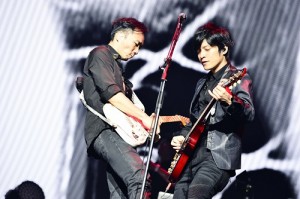 五月天吉他手石頭和怪獸在舞台上較勁,讓歌迷忍不住尖叫(©橋本塁(SOUND SHOOTER))