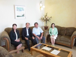 駐處處長粘信士與靜岡縣中華總會鄭裕光及幹部成員合影留念