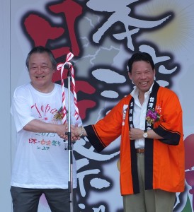 台湾観光協会東京事務所の江明清所長(右)と上野観光連盟の二木忠男会長による日台観光促進の握手