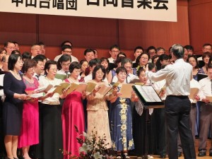 中山醫學大學校友會合唱團超過80位成員從台灣到日本參與演出,和在日校友會成員一起合唱《感念》