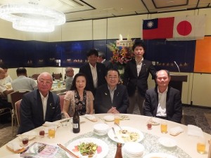 駐橫濱辦事處處長粘信士伉儷(前排右1、左2)和川崎市日華親善協會會長松原成文(後排左)、該會理事長田中德一郎(後排右),與名譽會長田中和德(前排右2)合影