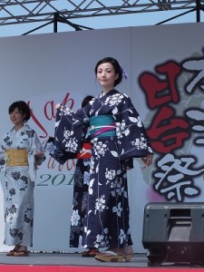 浴衣美人展示日本傳統的浴衣造型
