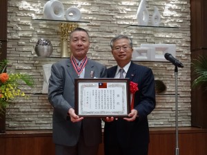 駐大阪辦事處處長蔡明耀頒發感謝狀給名譽會長張茂勳