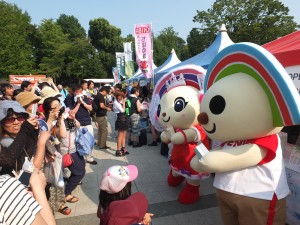 OPENちゃんグッズ販売ブースで来場者と触れ合うOPENちゃん(手前)とPLEASEちゃん(奥)