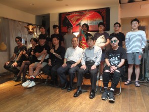 台湾文化センターの朱文清センター長(前列右3)も応援に駆けつけた