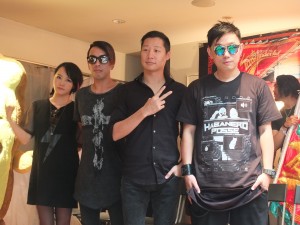 CHTHONIC(ソニック)のボーカル、フレディ・リム(右2)、同じくソニックのDoris(左1)及びJesse(左2)とDJ Mykal(右1)