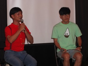 写真家の川島小鳥さん(左)とトークショーを行ったクラウド・ルー(右)。どことなく雰囲気が似ている2人