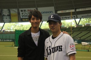 久々の再会となった曹佑寧さんと郭俊麟投手
