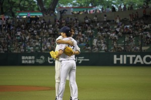 抱き合って喜ぶ姿も