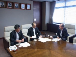 駐處處長粘信士與濱松市市長鈴木育男及副議長渥美誠等人交換意見