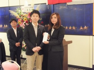 川崎市日華親善協會理事長田中德一郎(左)頒贈獎學金給台灣留學生