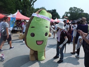 台灣達一現身就吸引許多民眾跟他合影