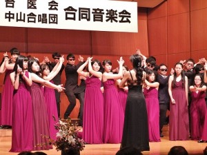 中山醫學大學合唱團演唱電影《不可能的任務》主題曲,俏皮的演出讓台下觀眾熱烈鼓掌