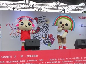 現場有不少粉絲都是為了「OPEN小將」(右)和「PLEASE美眉」而來
