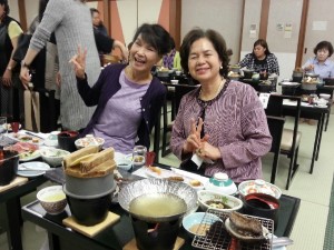 蔡處長夫人林玲玉(左)與婦女會會長俞秀霞 愉快進餐