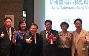 左起為,東京華僑總會名譽會長李維祥、台灣同鄉會會長尹世玲、東京華僑總會會長蘇成宗、桃園市長鄭文燦、世華日本分會會長河維寧及東京台灣商工會會長陳慶仰