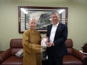 妙崇法師贈蔡處長星雲大師著作