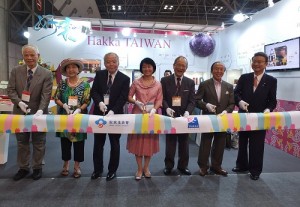 左起為,日本關東崇正會會長周子秋、世界客屬總會日本分會會長黃壽美、駐日副代表郭仲熙、客家委員會主任秘書廖育珮、東京崇正公會會長劉得寬、日本國際客家文化協會會長邱泱棟和前眾議員中津川博鄉