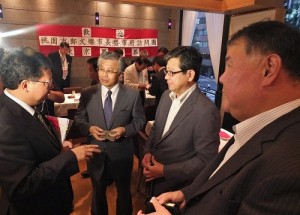 駐日副代表陳調和(左2)僑界領袖時鎮棣(右2)、僑務組組長王東生(右1)與桃園市長鄭文燦(左1)交流