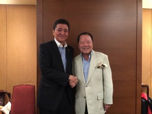僑界後援會會長詹德薰(右)和日本國會議員岸信夫合影,盼日後可扮演台日交流橋梁