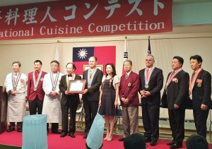 主辦單位頒贈感謝狀給駐橫濱辦事處處長粘信士,感謝駐處的支持與協助