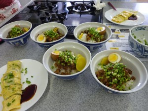 蛋餅(左下)と魯肉飯