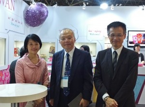 台灣貿易中心東京事務所所長吳俊澤(右)特別隨駐日副代表郭仲熙(中),到客家文化主題館和客委會主秘廖育珮(左)致意