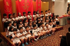 橫濱中華學院幼稚園學童獻唱祝壽歌
