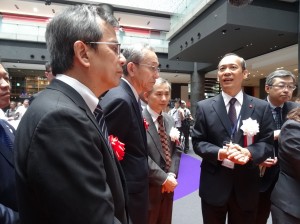 台灣貿易中心大阪事務所所長李泓章(右2)向來賓介紹台灣優質產品
