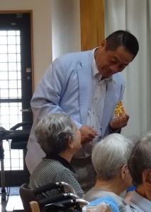 會長 李忠儒與長輩互動