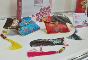 天象國際有限公司推出結合客家花卉彩繪的「紫檀彩繪木梳」