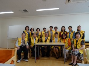 駐大阪辦事處處長蔡明耀伉儷(前排中央)、吹田前市長阪口善雄(前排左2)與志工合影