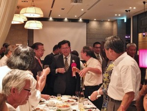 與會僑民把握機會和桃園市長鄭文燦進行交流