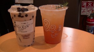 左：珍珠奶茶  右：水果茶