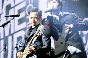 ギターのストーン（左）とボーカルのアシン（右）©Seiji Kondo