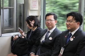 京成本線の特急に乗車する桃園の鄭市長(中央)