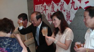 沈斯淳代表與夫人向榮光會成員舉杯致意