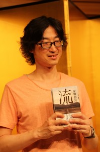 直木賞を受賞した東山彰良さん(提供:中央社)