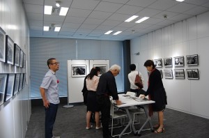 現場有許多民眾到場欣賞,「歲月之旅」攝影展自即日起至10月30日止,在台灣文化中心展出