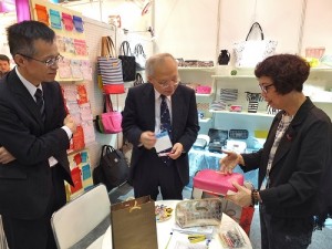 駐日副代表郭仲熙(中)和台灣貿易中心東京事務所所長吳俊澤(左)一起走訪台灣會館,聽取業者的意見