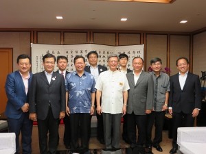 桃園市及宜蘭縣參訪團一行人與沖繩縣知事會談後合影