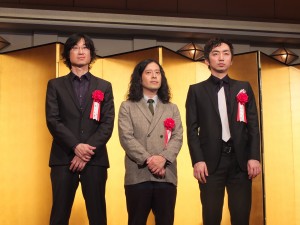 東山さん(左)は芥川賞を獲得した又吉直樹さん(中央)と羽田圭介さん(右)と受賞式に出席
