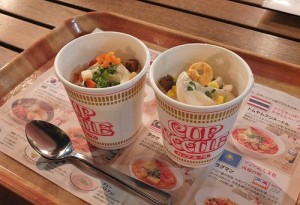 今年夏天麵條街推出合味道杯麵冰淇淋,有原味醬油(右)和咖哩(左)兩種口味